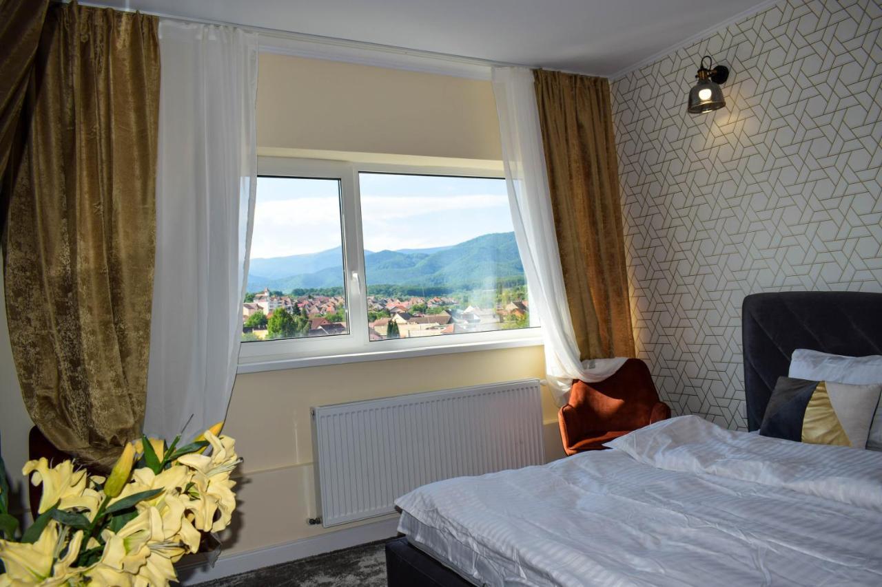 Heltau Jacuzzi Penthouse Cisnădie Esterno foto