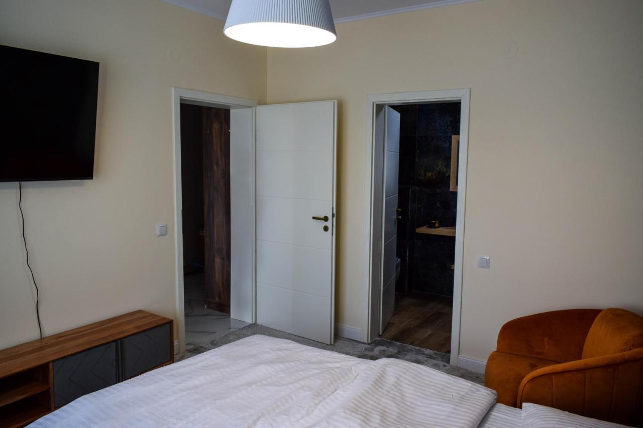 Heltau Jacuzzi Penthouse Cisnădie Esterno foto