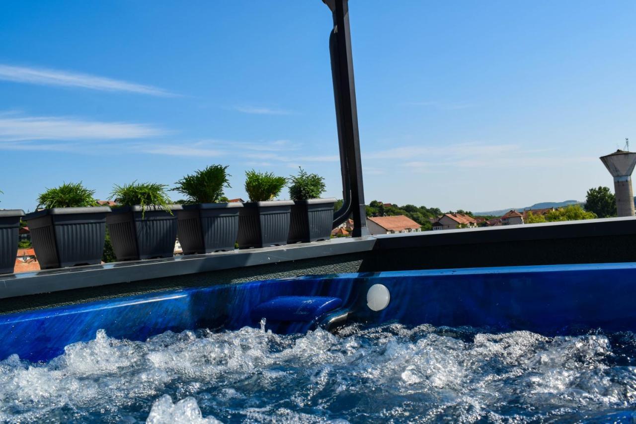 Heltau Jacuzzi Penthouse Cisnădie Esterno foto